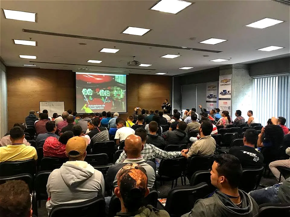 Charla técnica de inyección diésel con el aula llena en 2018