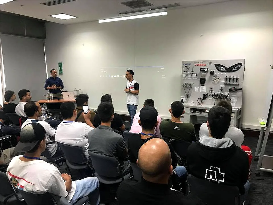 Charla de inyección electrónica de motocicletas con un tablero didáctico en 2018
