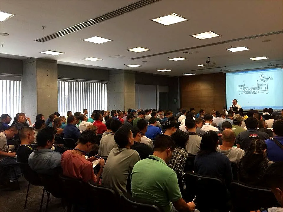 Aula llena durante la charla del Ing. Tilso Castro en 2018