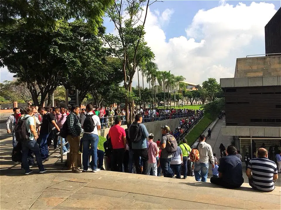 Cientos de asistentes haciendo fila afuera de Plaza Mayor en 2018