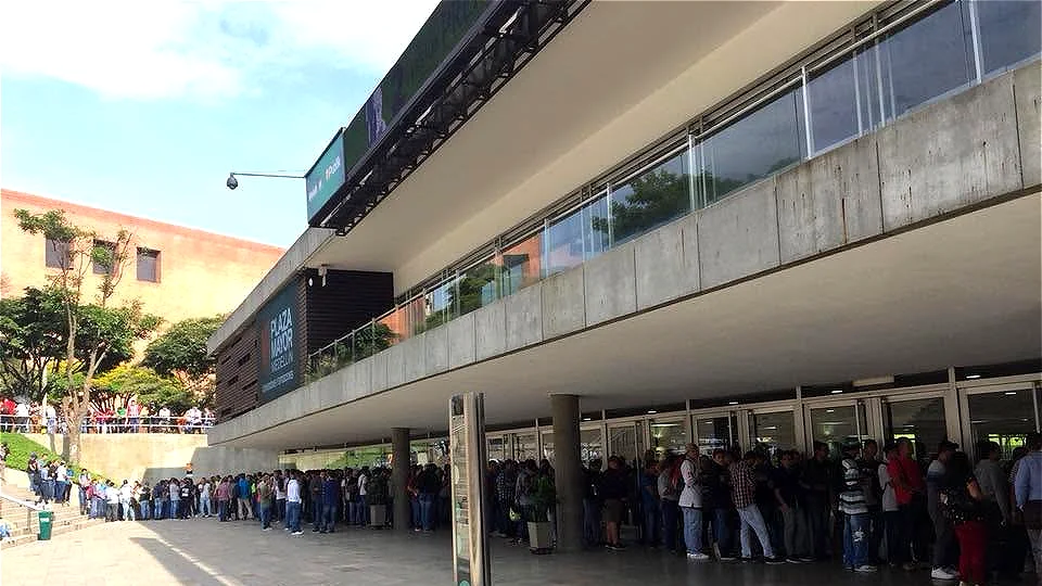 Fila de asistentes a la entrada de Plaza Mayor en la primera edición de la feria, 2018