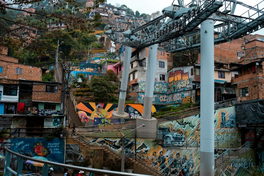Comuna 13: grafitis y escaleras eléctricas
