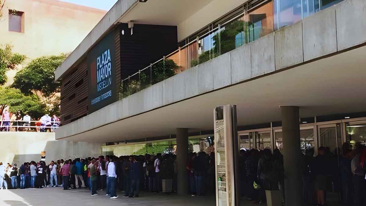 Entrada de Plaza Mayor Medellín con asistentes haciendo fila en la primera edición de EXMEC
